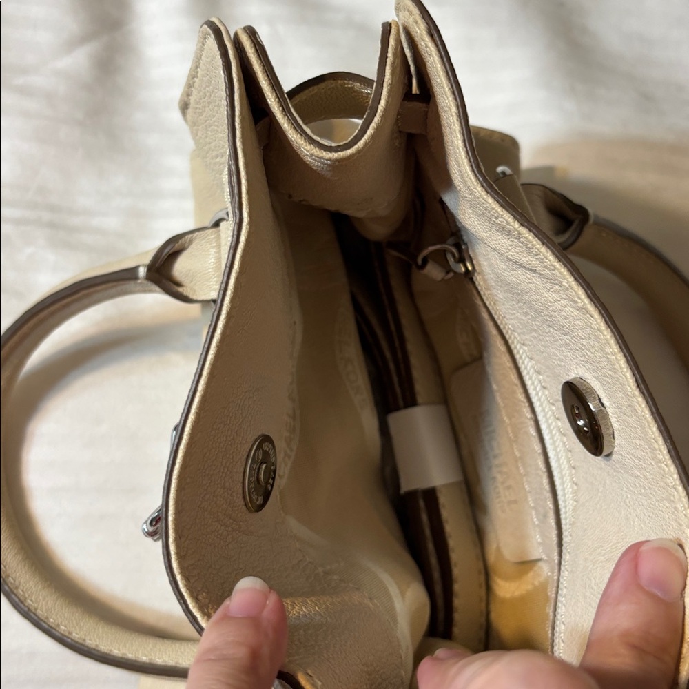 Michael Kors Hamilton satchel handbag in off-white. 
Taupe Leather Small New - Picture 4 of 9